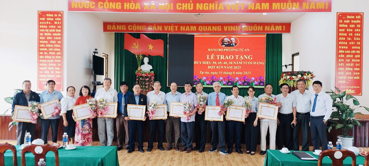 Đảng bộ phường Tự An tổ chức trao huy hiệu đảng đợt 02/9/2023